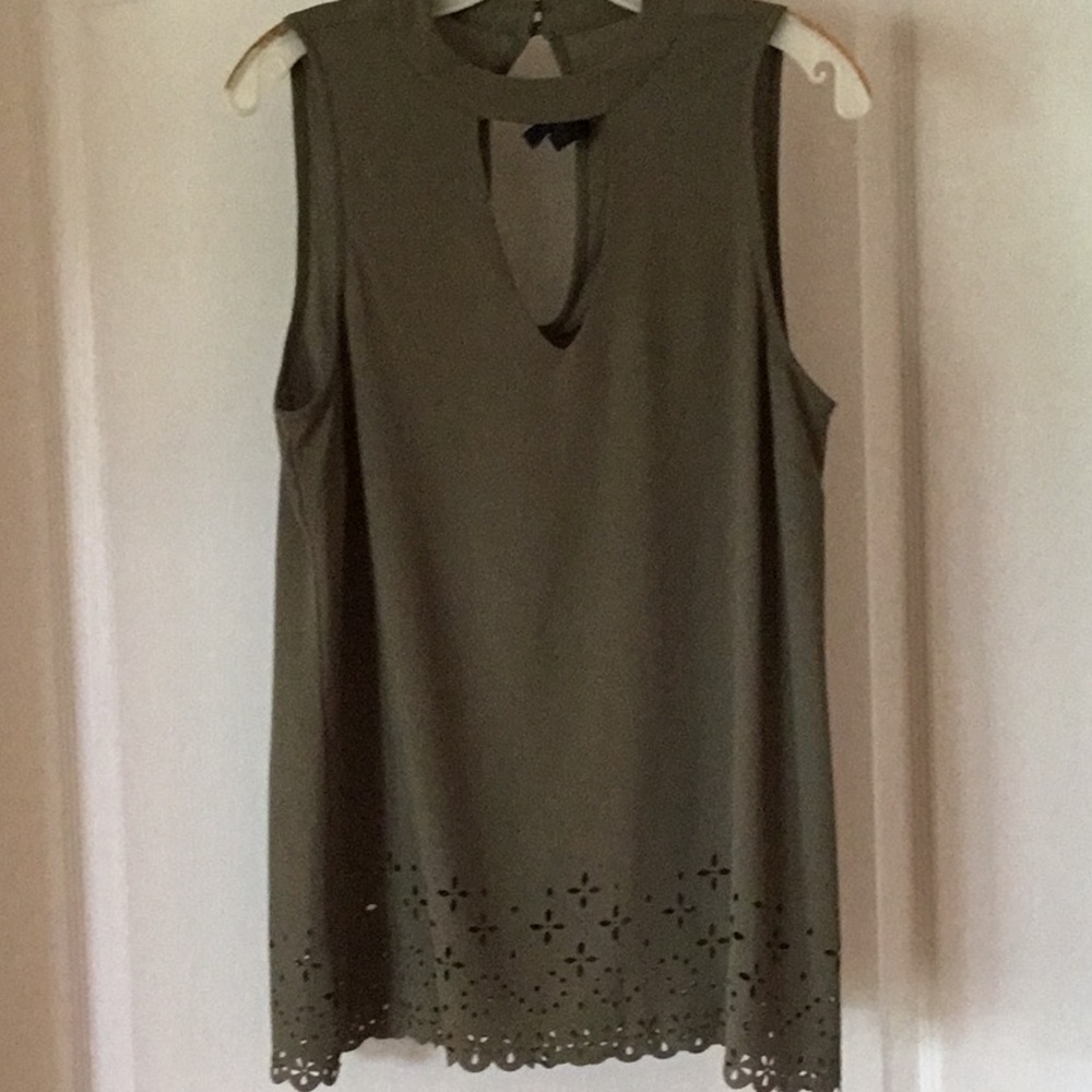 Bobeau, women’s sleeveless blouse, olive green, size large.